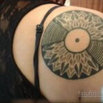 Тату с виниловой пластинкой 26.10.2020 №067 -vinyl record tattoo- tatufoto.com