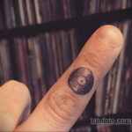 Тату с виниловой пластинкой 26.10.2020 №069 -vinyl record tattoo- tatufoto.com
