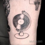Тату с виниловой пластинкой 26.10.2020 №078 -vinyl record tattoo- tatufoto.com