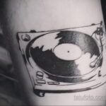 Тату с виниловой пластинкой 26.10.2020 №080 -vinyl record tattoo- tatufoto.com