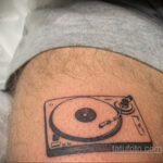 Тату с виниловой пластинкой 26.10.2020 №090 -vinyl record tattoo- tatufoto.com