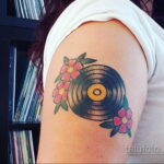 Тату с виниловой пластинкой 26.10.2020 №096 -vinyl record tattoo- tatufoto.com