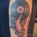 Тату с виниловой пластинкой 26.10.2020 №101 -vinyl record tattoo- tatufoto.com