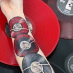 Тату с виниловой пластинкой 26.10.2020 №108 -vinyl record tattoo- tatufoto.com