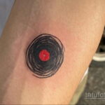 Тату с виниловой пластинкой 26.10.2020 №110 -vinyl record tattoo- tatufoto.com