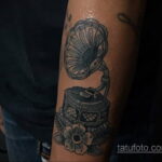 Тату с виниловой пластинкой 26.10.2020 №111 -vinyl record tattoo- tatufoto.com