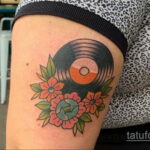 Тату с виниловой пластинкой 26.10.2020 №127 -vinyl record tattoo- tatufoto.com