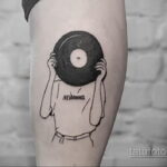 Тату с виниловой пластинкой 26.10.2020 №129 -vinyl record tattoo- tatufoto.com