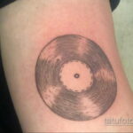Тату с виниловой пластинкой 26.10.2020 №134 -vinyl record tattoo- tatufoto.com
