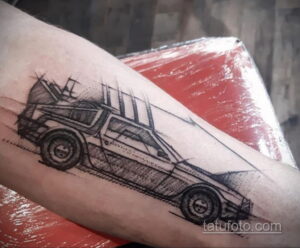 Черно-белая татуировка DeLorean, выполненная в стиле графического эскиза, с использованием штриховки и линий.