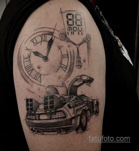Черно-белая татуировка DeLorean с часами, спидометром и надписью "88 MPH", выполненная в стиле графика на плече.