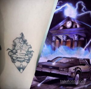 Фото минималистичной татуировки в виде силуэта DeLorean из фильма 'Назад в будущее' с молниями, выполненной в черно-белой гамме.