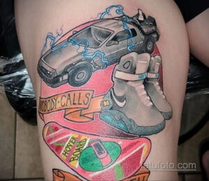 Яркое фото тату на бедре с изображением DeLorean, кроссовок Nike MAG и надписью 'Nobody Calls'. Детализированный рисунок в стиле new school.