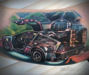 Фото тату DeLorean DMC-12 из фильма 'Назад в будущее' на руке. Детализированный рисунок татуировки с реалистичной проработкой деталей автомобиля и эффектом движения.