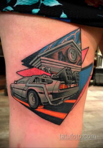 Фото татуировки с изображением DeLorean DMC-12 из фильма 'Назад в будущее' на ноге. Стилизованный рисунок в ярких цветах.