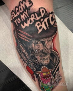 Фото яркой татуировки Фредди Крюгера на руке с надписью "Welcome to my world, bitch" и изображением монстра. Детализированный рисунок.