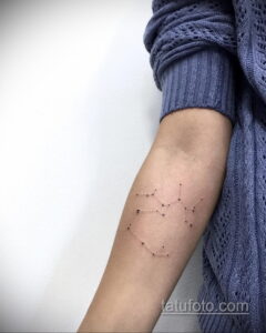 Фото тату: минималистичное изображение созвездия, выполненное тонкими линиями и точками на внутренней стороне предплечья.