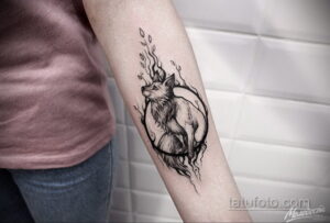 Фото тату: минималистичный рисунок лисы в круге, выполненный в технике blackwork на руке.