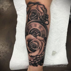Фото тату на предплечье: розы и карманные часы в стиле blackwork, с использованием римских цифр и детальной прорисовки лепестков.