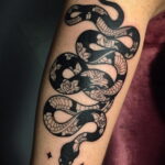 татуировка змеи на предплечье 25.10.2020 №004 -forearm tattoo- tatufoto.com