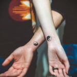 татуировка инь янь на предплечье 25.10.2020 №059 -forearm tattoo- tatufoto.com
