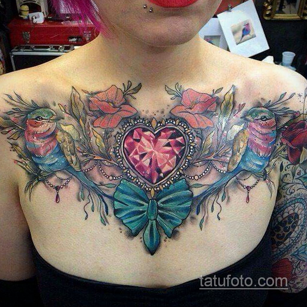 Фото женской тату возле груди 16.11.2020 № 001 -female chest tattoo- tatufo...