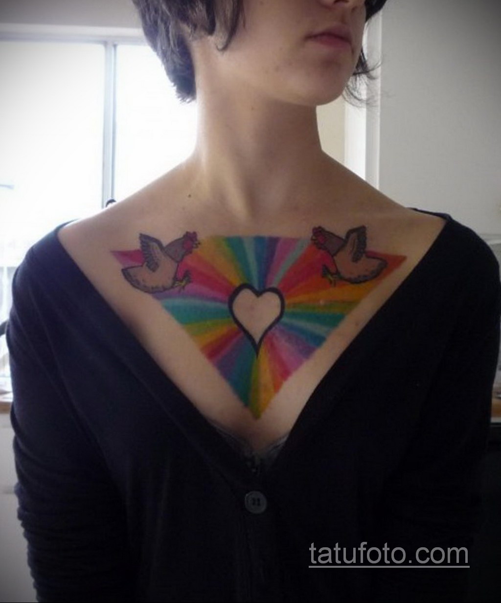 Фото женской тату возле груди 16.11.2020 № 161 -female chest tattoo- tatufo...