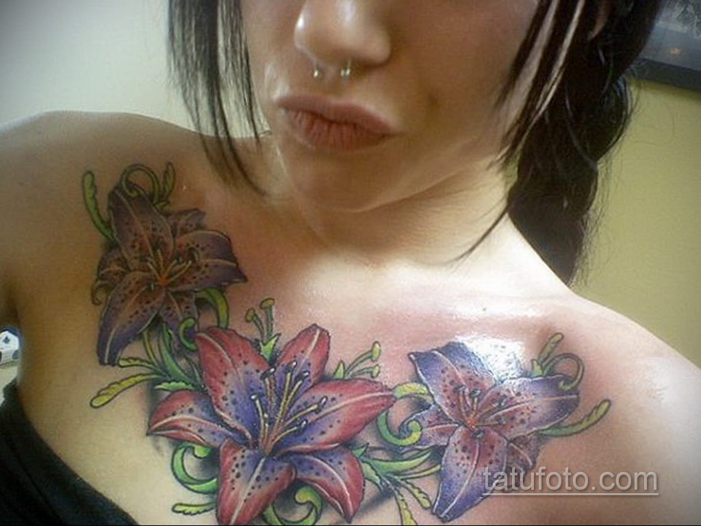 Фото женской тату возле груди 16.11.2020 № 236 -female chest tattoo- tatufo...