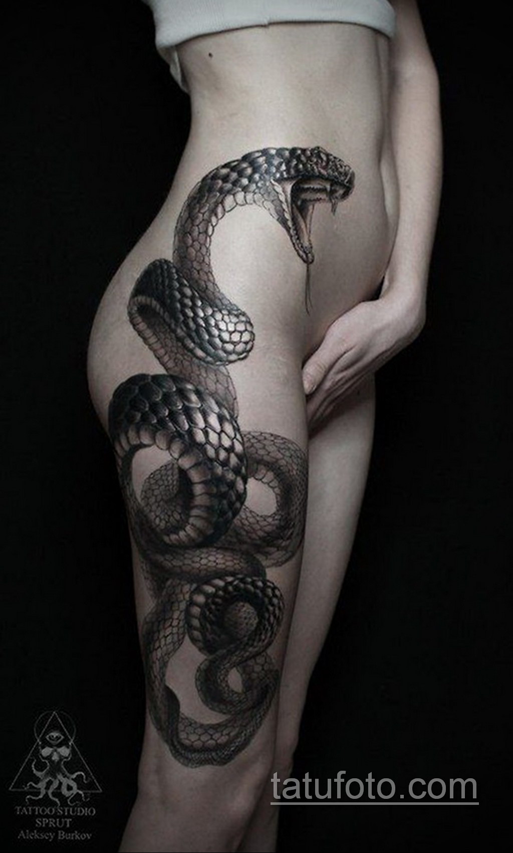 Татуировки змеи для девушек. Тату ь змея. Тату змея на ноге. Тату змея на бедре. Тату змея для девушек.