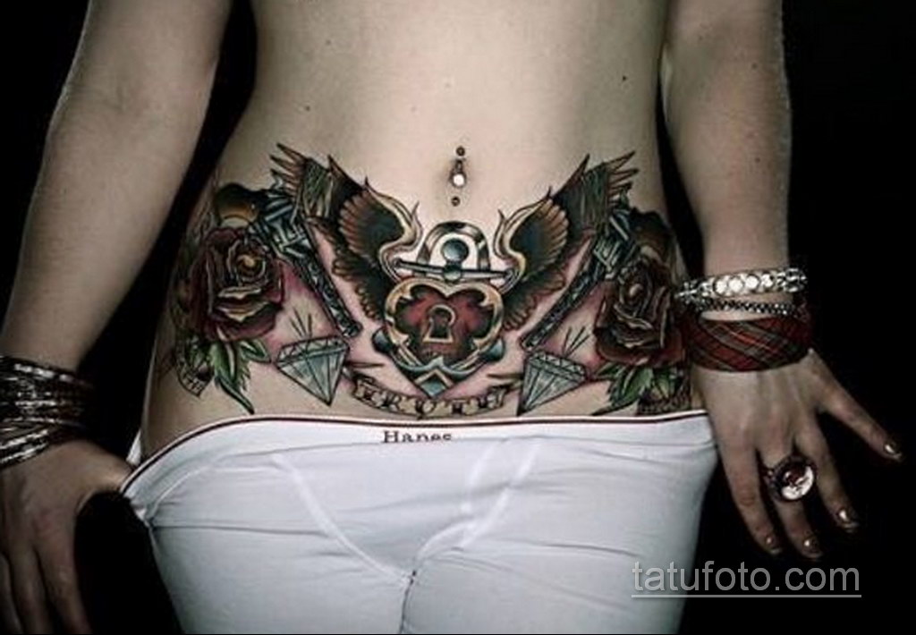 Девушка с татуировкой орла на животе