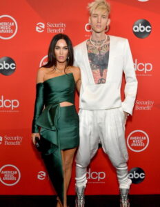 Megan Fox и Machine Gun Kelly позируют на красной дорожке American Music Awards. Machine Gun Kelly демонстрирует свои татуировки.