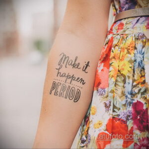 Фото татуировки с надписью "Make it happen PERIOD" на женском предплечье. Черный шрифт, каллиграфический стиль, мотивационный посыл.