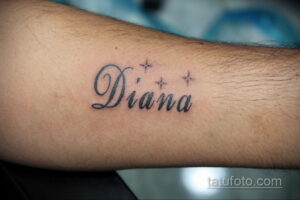 Фото тату имени "Diana" с маленькими звездами на руке. Изящный шрифт и нежное оформление.