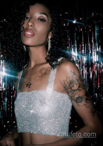 Фото тату: реалистичная татуировка цветка и черепа на плече, выполненная в черно-серых тонах. Стильный рисунок татуировки для смелых личностей.
