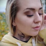 Фото тату совы на шее девушки, выполненное в графическом стиле. Изящный рисунок татуировки подчеркивает красоту и женственность.