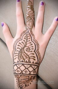 Фото тату мехенди на руке, демонстрирующее изящный узор на тыльной стороне ладони. Идеально для вдохновения и поиска идей.