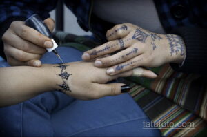 Пример рисунка тату хной на руке 28.11.2020 №282 -henna tattoo- tatufoto.com