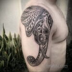 Фото тату головы слона, выполненной в геометрическом стиле с использованием черных линий и точечной техники. Оригинальный рисунок татуировки для ценителей минимализма.