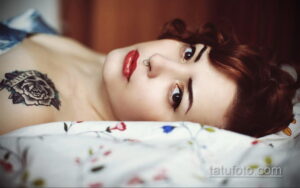 Фото тату розы с надписью "Silent" на шее девушки. Черно-белый рисунок татуировки в традиционном стиле.