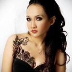 Фото женской тату возле груди 16.11.2020 №049 -female chest tattoo- tatufoto.com
