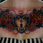 Фото женской тату возле груди 16.11.2020 №087 -female chest tattoo- tatufoto.com