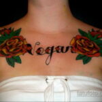 Фото тату на груди с надписью 'Negar' в каллиграфическом стиле, окруженной двумя красными розами. Традиционный стиль олд скул с яркими цветами.