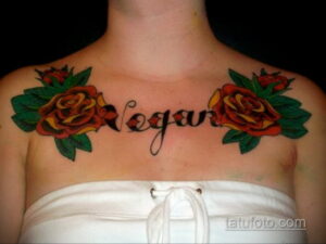 Фото тату на груди с надписью 'Negar' в каллиграфическом стиле, окруженной двумя красными розами. Традиционный стиль олд скул с яркими цветами.