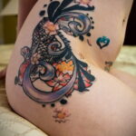 Фото женской тату на бедре 16.11.2020 №095 -beautiful female thigh tattoos- tatufoto.com