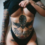 Фото женской тату на животе 16.11.2020 №084 -Female tattoo on her stomach- tatufoto.com