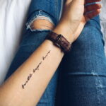 Фото тату надписи 'Faith Hope Love' на запястье. Черная, тонкая линия, минималистичный стиль, женская татуировка.