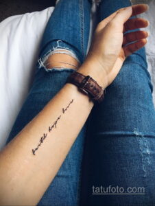 Фото тату надписи 'Faith Hope Love' на запястье. Черная, тонкая линия, минималистичный стиль, женская татуировка.