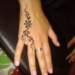 Фото интересного рисунка хной на теле 13.11.2020 №019 -henna tattoo- tatufoto.com