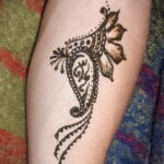 Фото интересного рисунка хной на теле 13.11.2020 №205 -henna tattoo- tatufoto.com