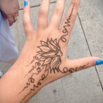 Фото интересного рисунка хной на теле 13.11.2020 №327 -henna tattoo- tatufoto.com